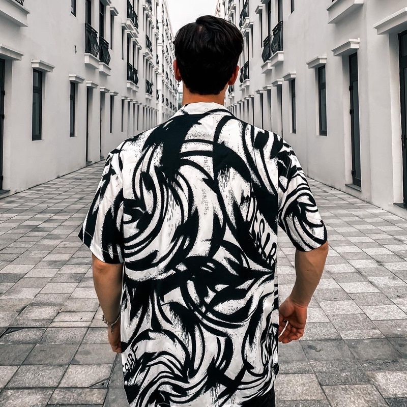 Áo sơmi cuban shirt , phom dáng oversize phù hợp cho cả nam và nữ với họa tiết trắng đen cực chất .
