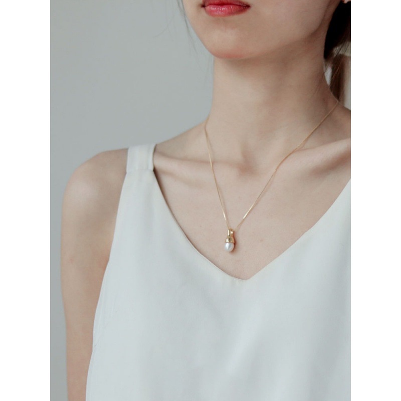 Dây chuyền nữ Eleanor Accessories vòng cổ nữ titan gắn ngọc trai nhân tạo phụ kiện trang sức quý phái sang trọng