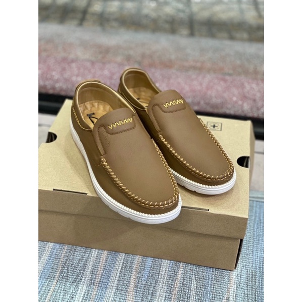 Clarks  hàng xuất dư