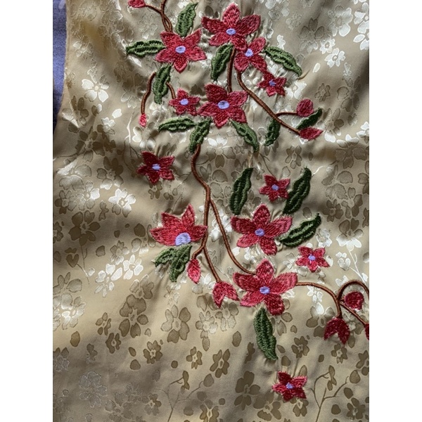 Áo dài gấm lụa hoa thêu cho bé