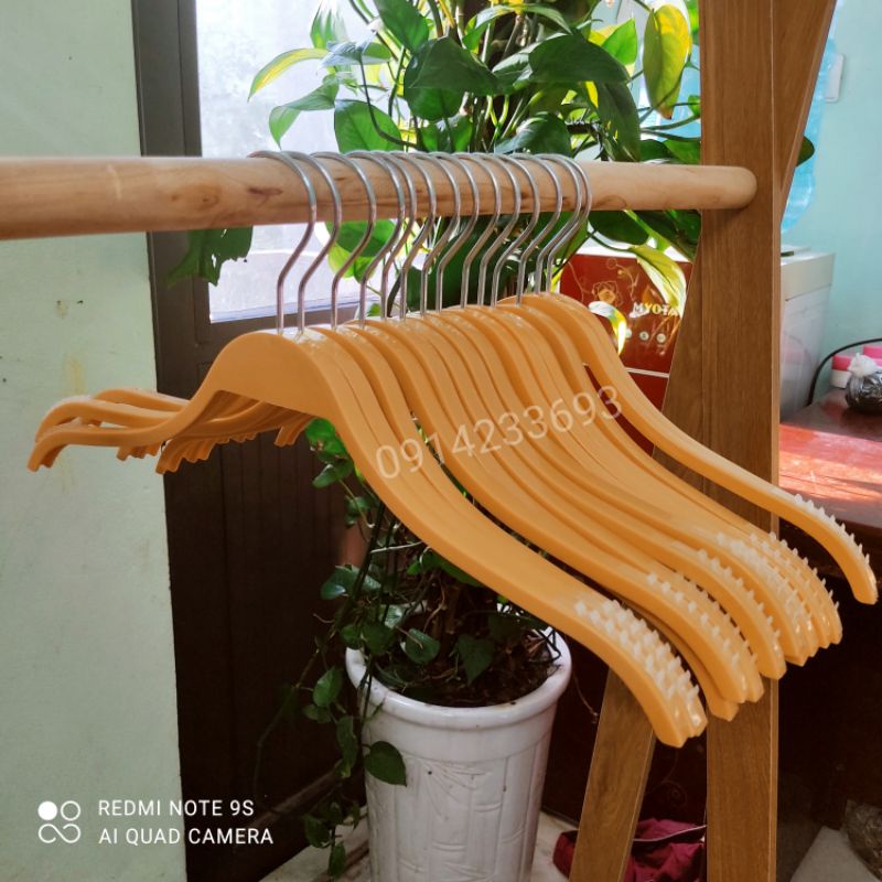 Móc treo quần áo, dáng tre bằng nhựa cao cấp có đệm vai chống tuột size 32cm và 38cm màu vàng, nâu cho shop thời trang