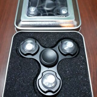 Fidget Spinner - Món đồ chơi Con Quay 3 Cánh Bằng Đồng có LED