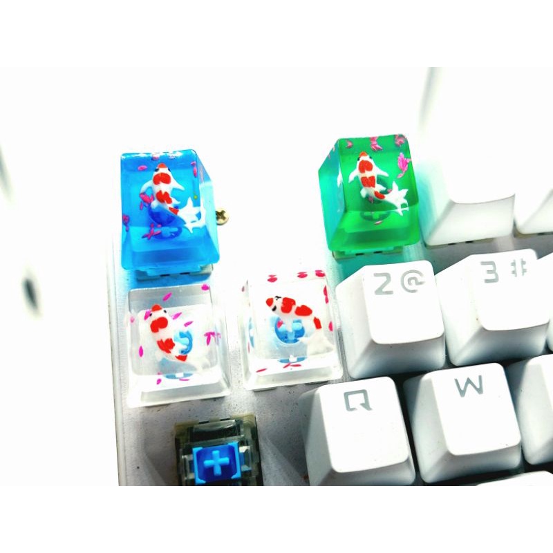 Keycap resin cá koi hiệu ứng cánh hoa anh đào.