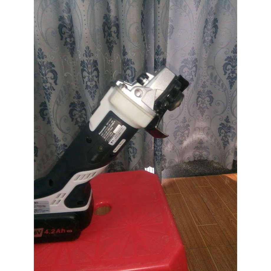 Máy mài góc dùng pin 14.4V /18V PANASONIC EZ46A1 .