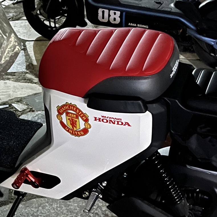 Miếng Dán Phản Quang Hình Manchester United Trang Trí Nắp Bình Xăng Xe Hơi / Laptop / Xe Máy Điện Thoại