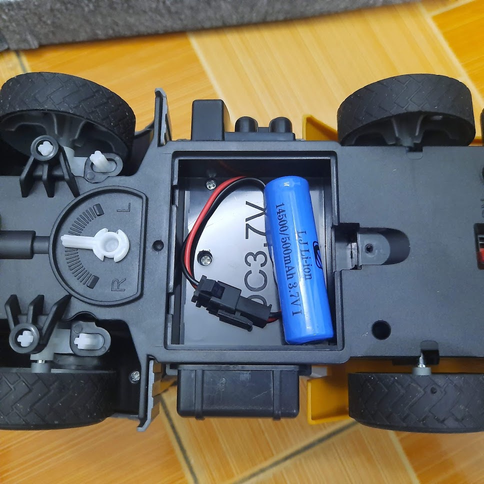 Xe chở bê tông điều khiển từ xa tỉ lệ 1:24 sóng 2.4G sử dụng pin sạc xe xoay thùng trộn và có đèn nháy sáng