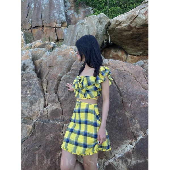 Set áo tầng crop trễ vai kèm chân váy bèo buộc dây Sunny Set