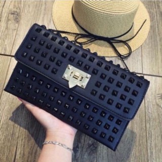 Ví cầm tay đinh tán