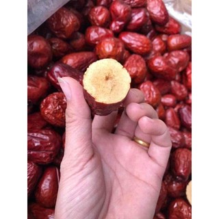 Táo Đỏ Tân Cương Tự Khô Trên Cành (Size To) 1kg - DiTi Food