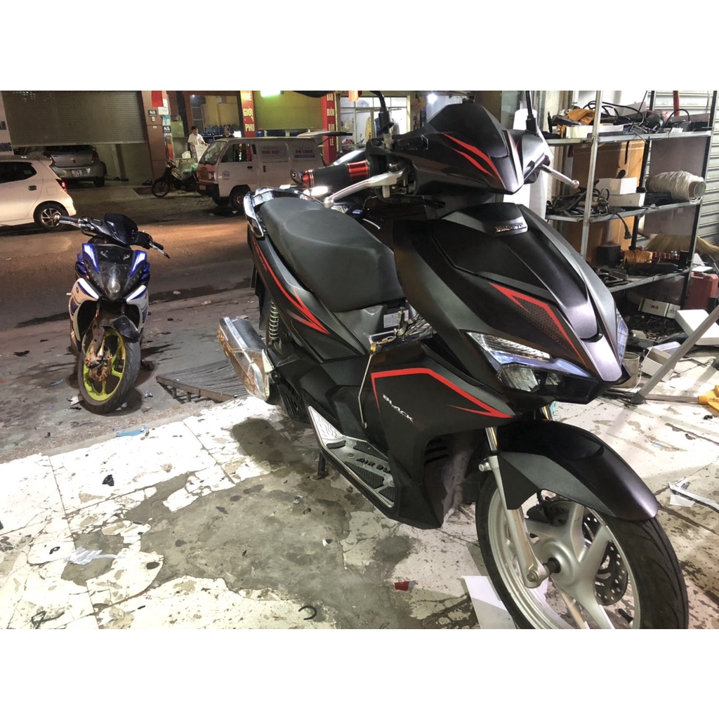 Tem Trùm Air Blade Đen Nhám Chỉ Đỏ