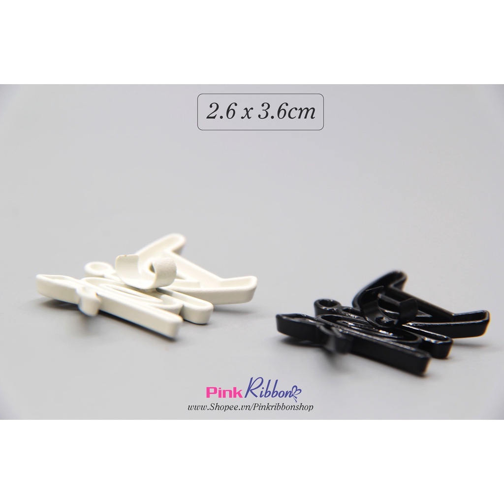 Charm chữ D10R đen-trắng