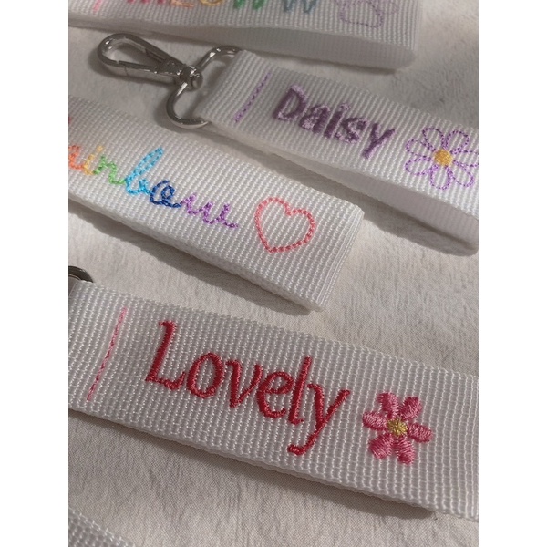 Name tag móc khoá thêu tên theo yêu cầu màu trắng