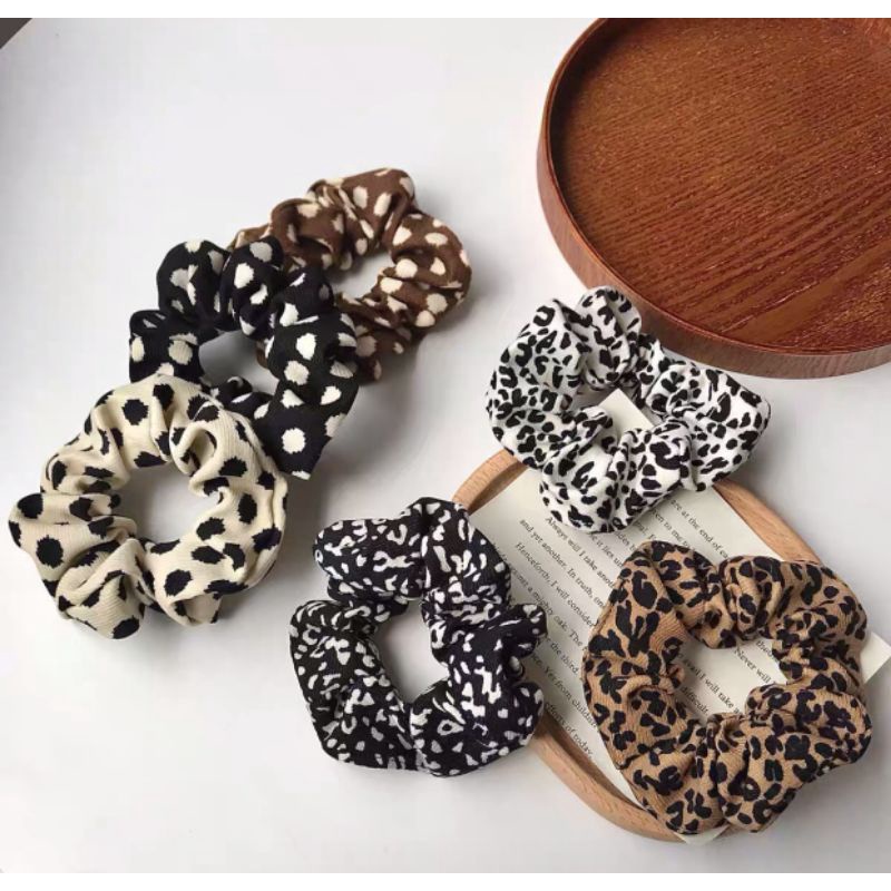 dây cột tóc scrunchies hoạ tiết báo lạ mắt