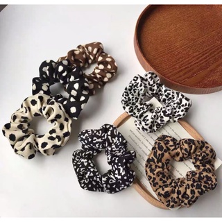 dây cột tóc scrunchies hoạ tiết báo lạ mắt