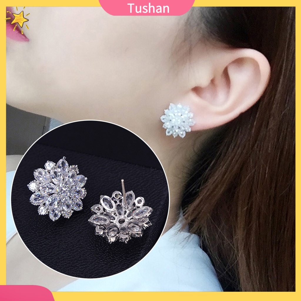 Đôi hoa tai tròn hình bông hoa đính đá lấp lánh cho cô dâu