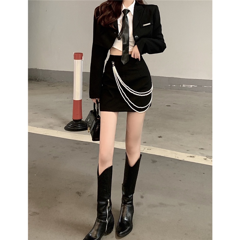 Áo sơ mi tay dài trắng có cổ thắt cà vạt croptop vest khoác đen sang trọng kèm váy ngắn lưng cao ôm dây xích ulzzang
