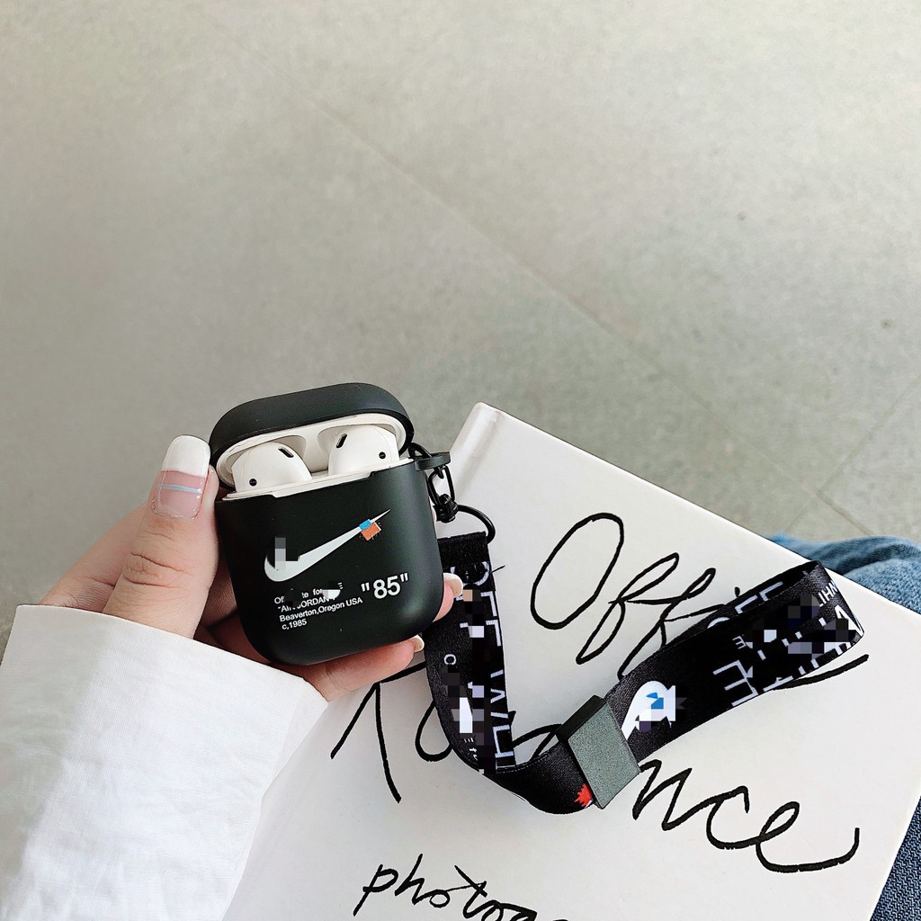 Vỏ Bảo Vệ Hộp Sạc Tai Nghe Airpods 1 / 2 / Pro Với Móc Hình Giày AJ