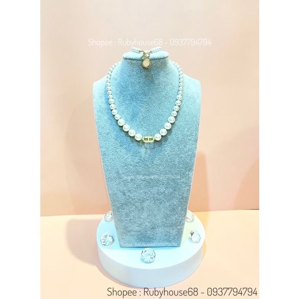 Cổ nhung treo dây chuyền sang trọng