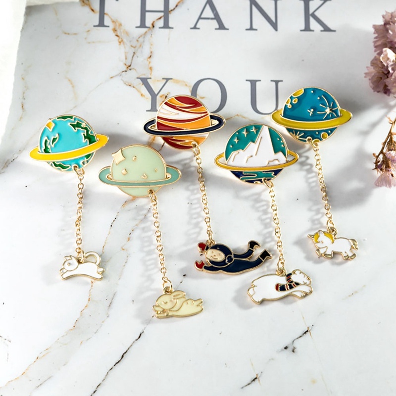 Huy hiệu cài áo họa tiết hành tinh kèm tua rua dây xích hình động vật