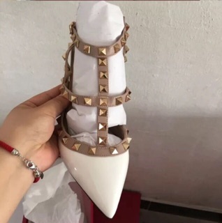 Giày cao gót đinh tán