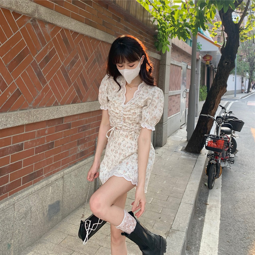 Bộ đồ hai mảnh gồm áo cổ chữ V và chân váy ngắn lưng cao có dây rút phối ren hoa thời trang cho bạn nữ (có bán lẻ)