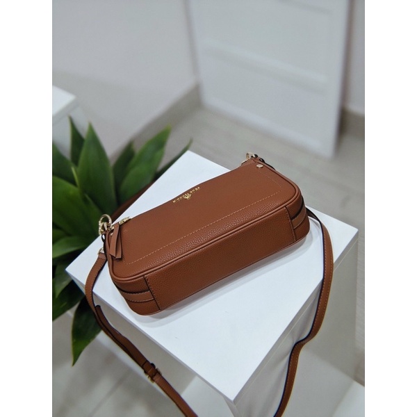Sẵn ♥️  Túi đeo vai Micheal Kors “kẹp nách” xinh