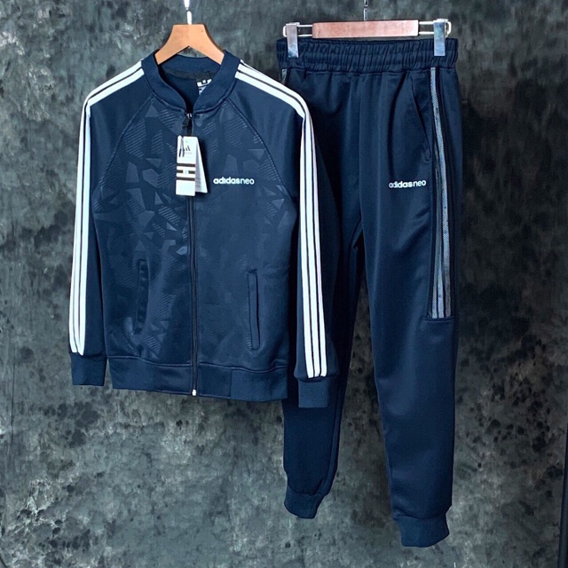 Bộ adidas in vân sỏi đá , có sọc ở tay