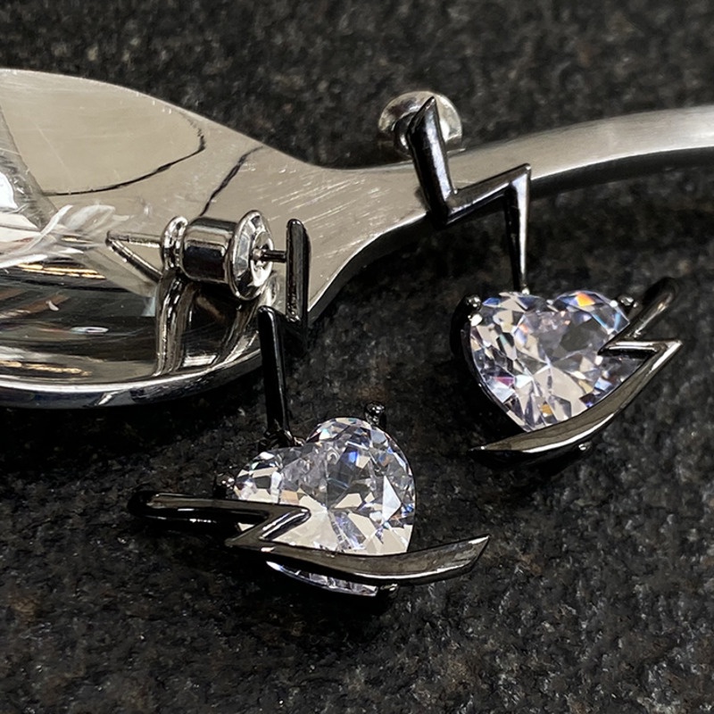 Khuyên tai đính đá zircon trái tim thời trang