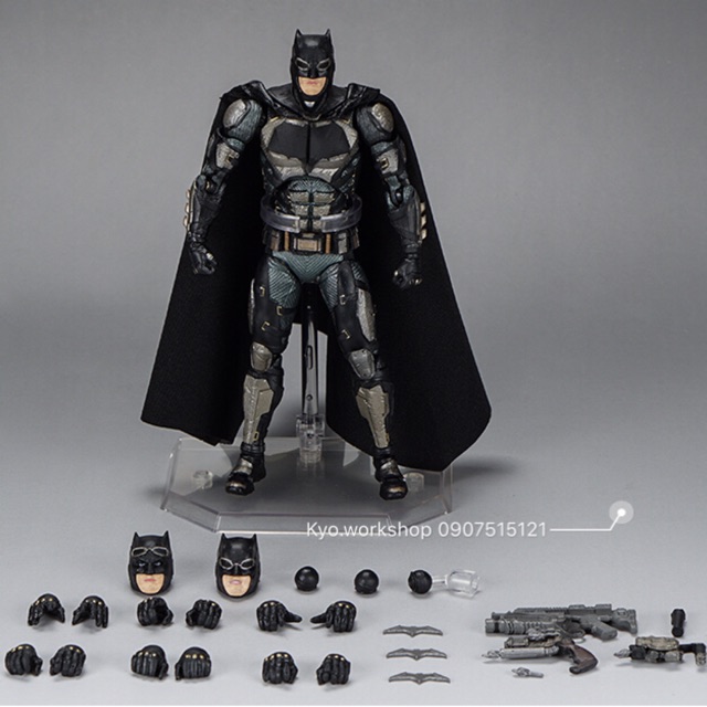 Mô hình Action Figure MAFEX Batman Justice League - Tactical Suit ver. No.064 có giá đỡ