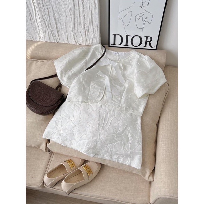 Set hoa gấm tiểu thư gồm áo thắt nơ tay bồng và chân váy chữ A-Đầm hoa gấm đi tiệc