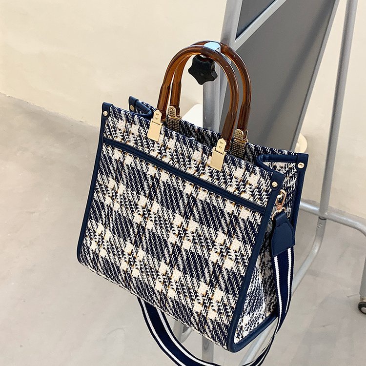 Túi xách messenger IELGY đeo 1 vai bản dây rộng in họa tiết bàn cờ cổ điển