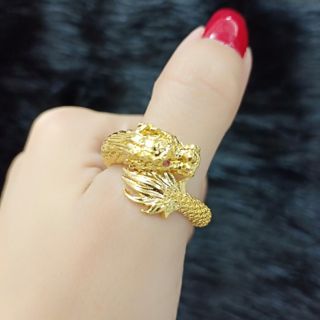 Nhẫn nam rồng cuộn bền màu.