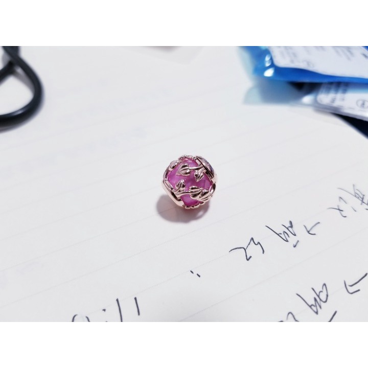 Charm Hạt với mô hình lá rơi màu hồng