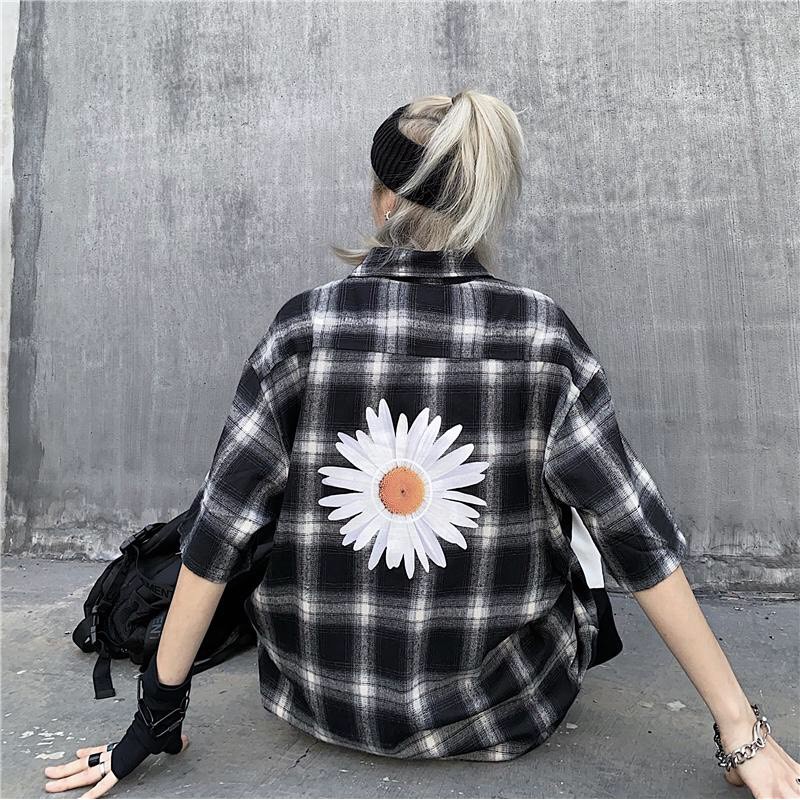 (mới) SƠ MI KẺ CARO TAY LỠ IN HOA CÚC SAU LƯNG - SƠ MI CARO HOA CÚC ULLZANG