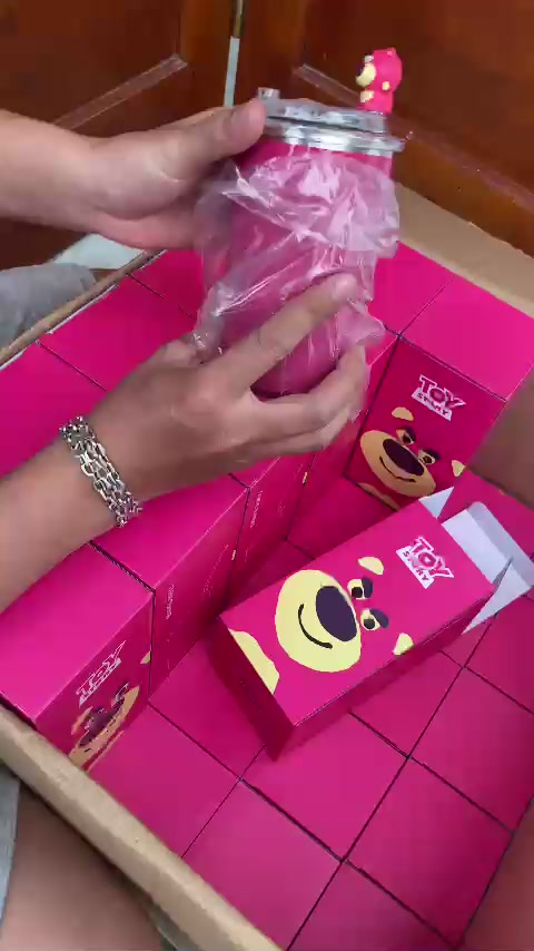 [Mã LIFE1511A giảm 10% đơn 50K] Bình Nước Giữ Nhiệt Hình Gấu Dâu Tây Bình Nước Hoạt Hình Dễ Thương 500ML(Sỉ hot) | BigBuy360 - bigbuy360.vn