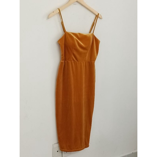 Đầm nhung body 2 dây của Rose, màu vàng