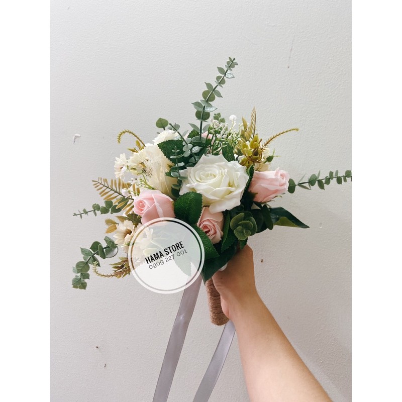 BÓ HOA CƯỚI CẦM TAY CÔ DÂU HOA HỒNG SÁP THƠM VÀ HOA VẢI LỤA CHỤP ẢNH CƯỚI ĐIỂM LÁ XANH