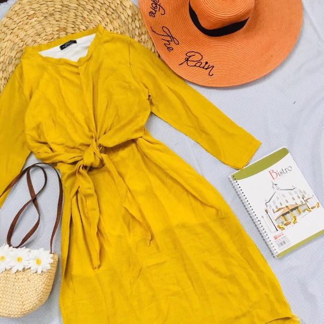 Đầm vàng cột dây eo