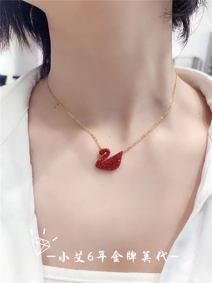 SWAROVSKI Vòng cổ Chính Hãng 100% Với Mặt Hình Thiên Nga Màu Gradient/Xanh Dương Gradient Thời Trang Cho Nữ