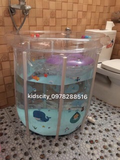Bể bơi thành cao cho bé.