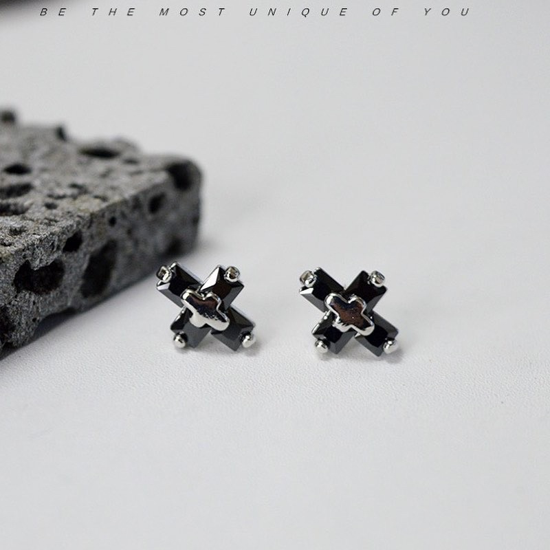 1 chiếc bông tai nam nữ thánh giá đá