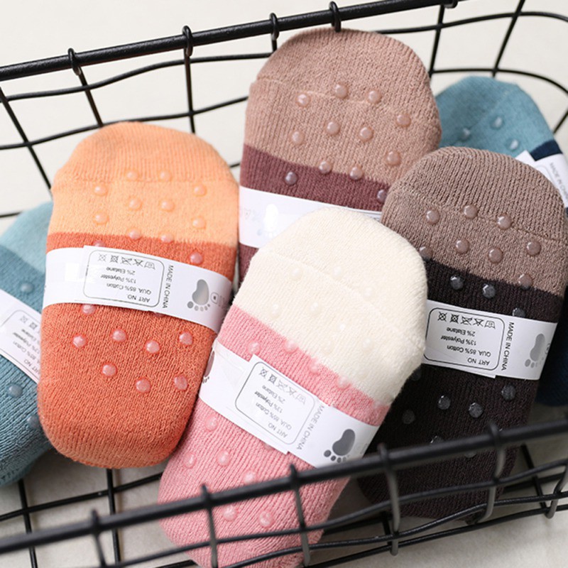 Đôi tất chân chống trượt vải cotton thoáng mát và đáng yêu cho bé