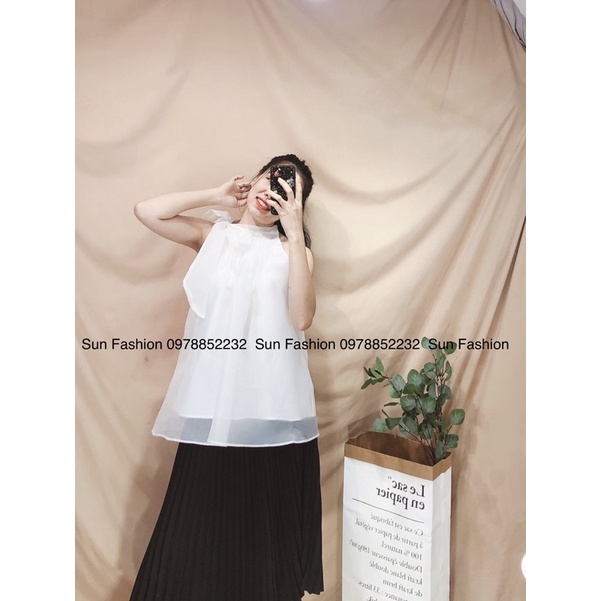 Chân váy dập li xếp li dài và áo cổ yếm