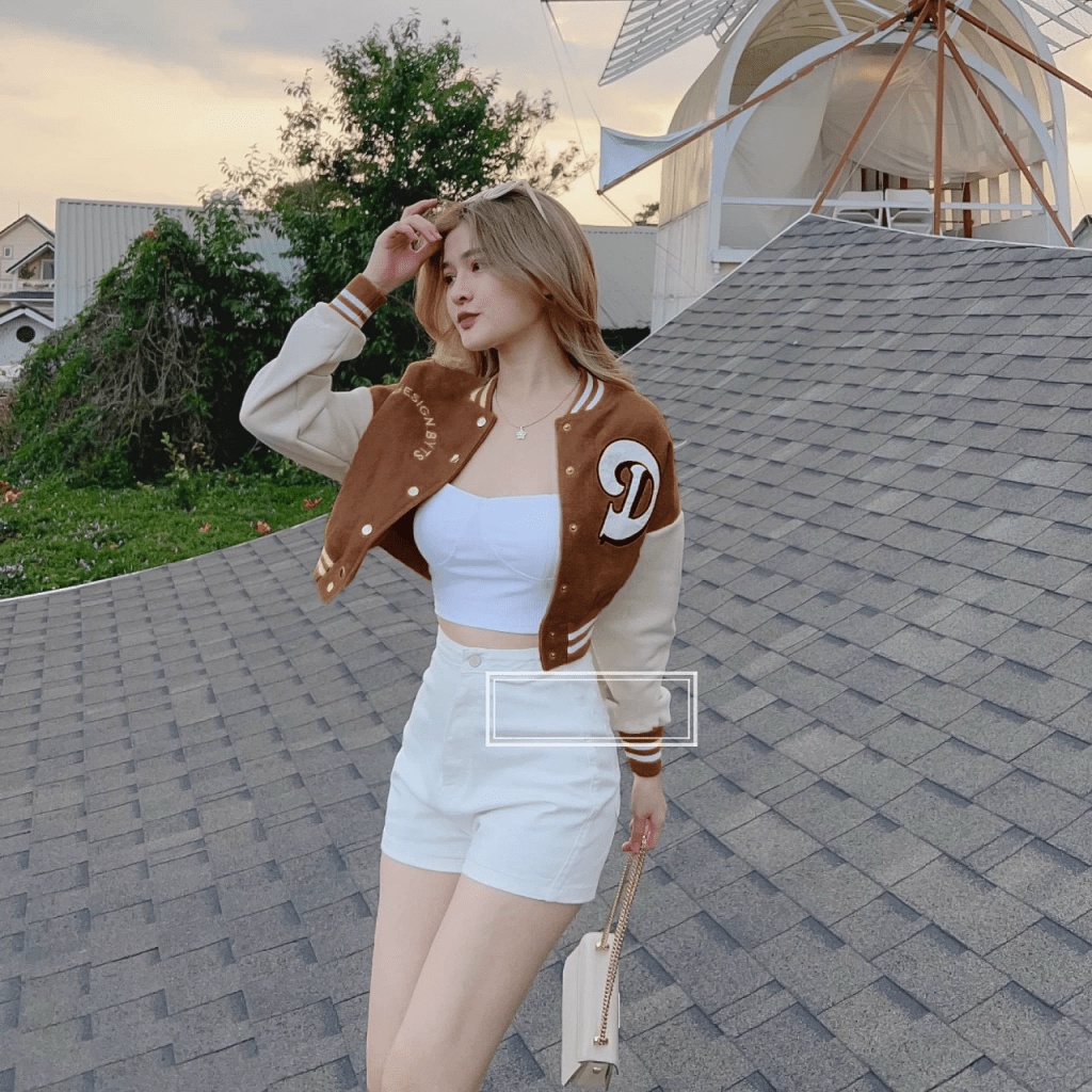 ÁO KHOÁC NHẸ NỮ CÚC BẤM PHONG CÁCH CROPTOP HỌA TIẾT CHỮ D SÀNH ĐIỆU THỜI TRANG