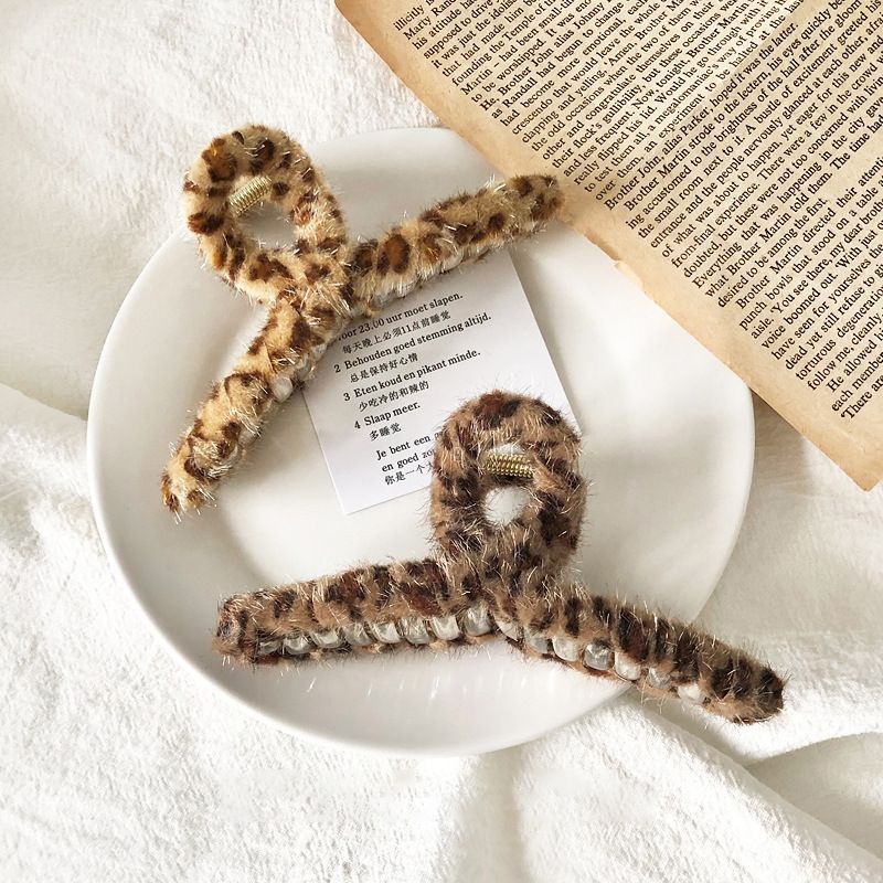 Kẹp tóc nhựa bắt chéo cuốn vải da beo cao cấp