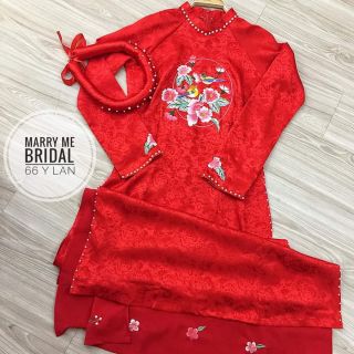 Áo dài gấm thêu màu đỏ , trắng, họ 4tà