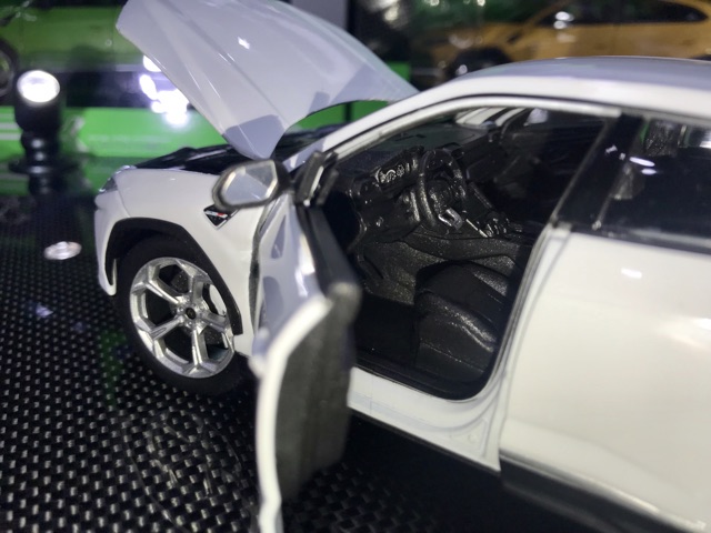 Xe Mô Hình Lamborghini Urus 1:24 Welly (Trắng)