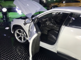 Xe Mô Hình Lamborghini Urus 1:24 Welly ( Trắng )