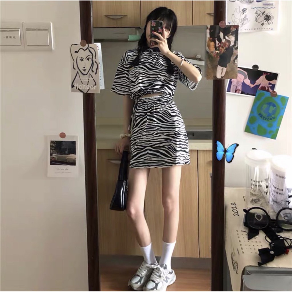 SET ÁO CROPTOP DÁNG ÔM PHỐI CHÂN VÁY NGẮN LOANG NGỰA VẰN Style Hàn Xẻng