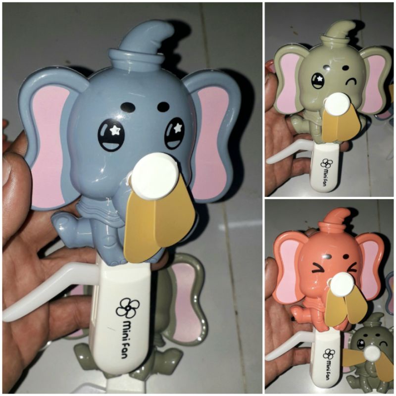 Một chiếc quạt bóp tay bằng nhựa hình chú voi rất đẹp